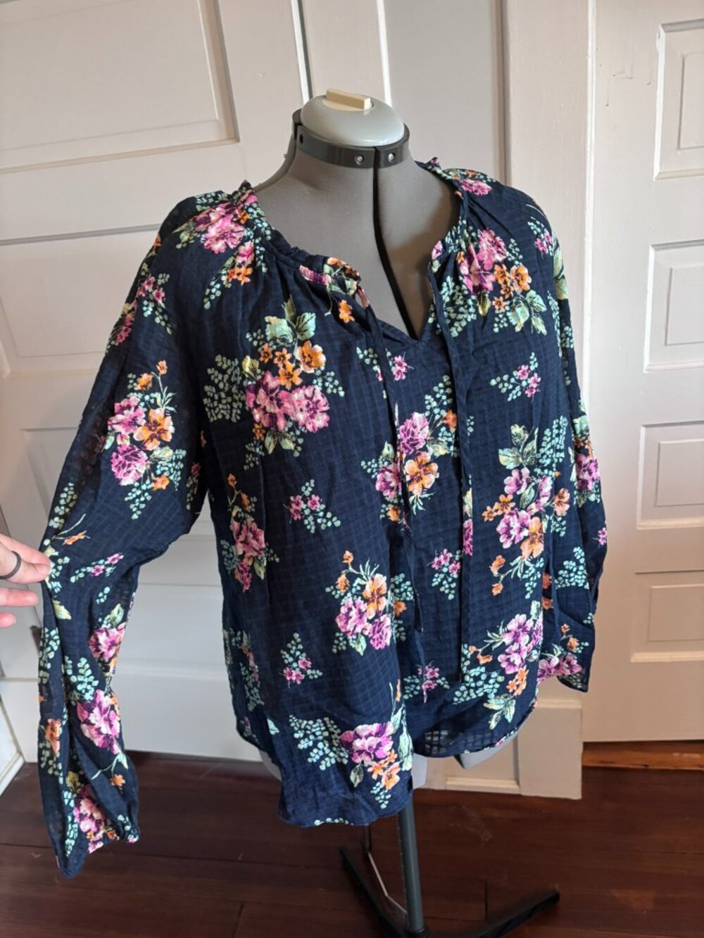Lauren Conrad Lined Flowy Navy Blue Floral Long Sleeve VNeck Blouse - XL